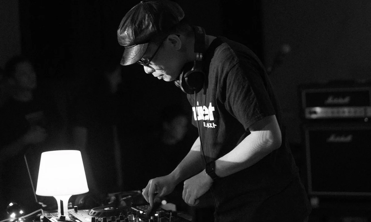 Longing Protocol Remix: Hior Chronik Puts Analogue Warmth in DJ Wei's Signal Chain